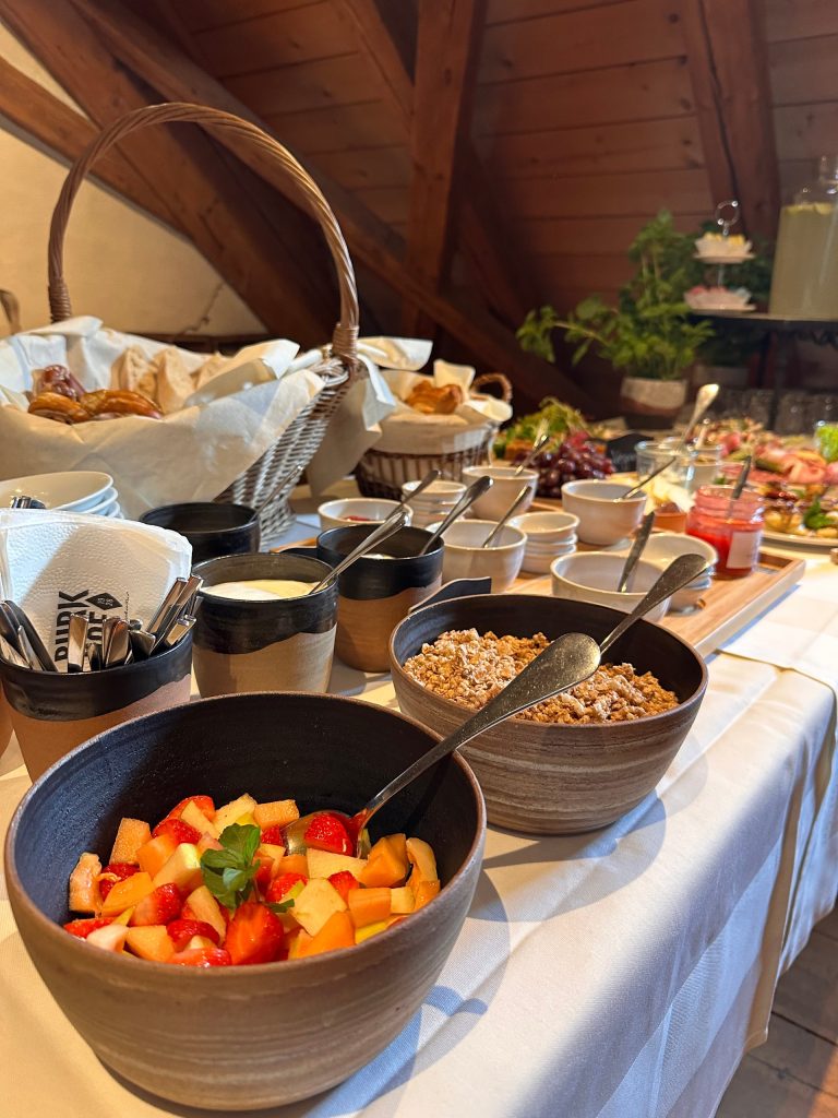 Buffet unter dem Dach im Burg Café
