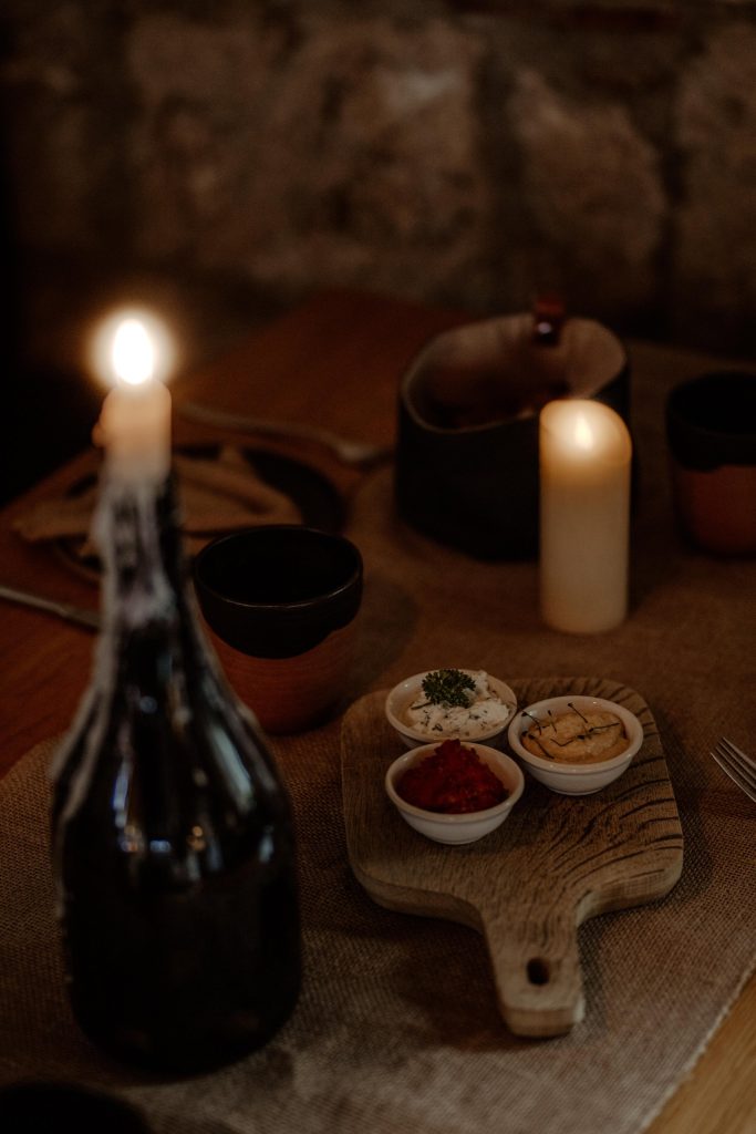 Brot und kleine Vorspeisen bei Kerzenlicht